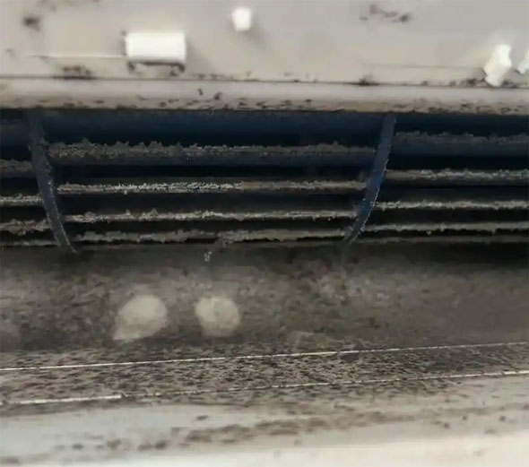 鸠江空调吹的风有股烧焦味是怎么回事